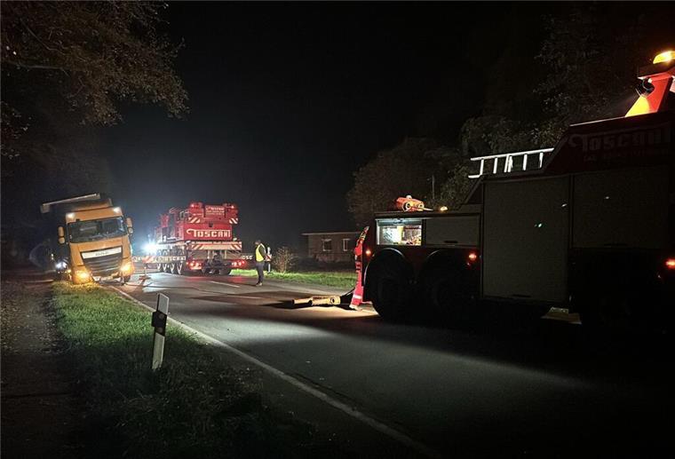 Unfall in der Dunkelheit: Lkw kommt von der L135 ab und muss geborgen werden Bei Midlum ist ein Lkw von der L135 abgekommen. Er musste mit einem Kran geborgen werden.