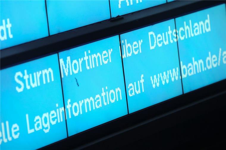 Bei Nienburg hat ein Baum die Oberleitung beschädigt und somit den Bahnverkehr zwischen Bremen und Hannover lahm gelegt.