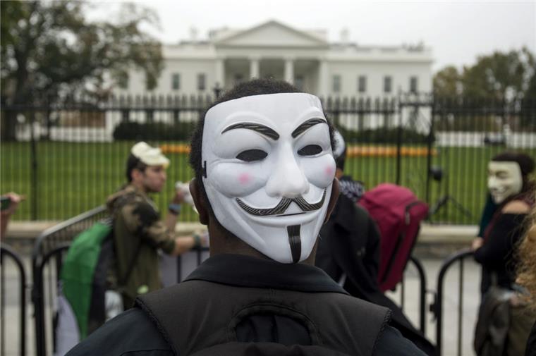 Anonymous mit typischer Maske von Guy Fawkes