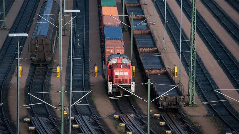 Güterzug entgleist: Zahlreiche Bahn-Ausfälle zwischen Oldenburg und Bremen Güterzüge stehen im Hafenbahnhof Alte Süderelbe der Hamburg Port Authority (HPA).
