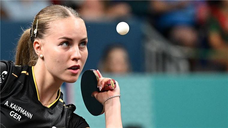 Becker-Faust und Vettel-Finger: Kaufmann erinnert an Große Bei Olympia verpasste die 18-Jährige nur knapp eine Medaille mit dem Team.