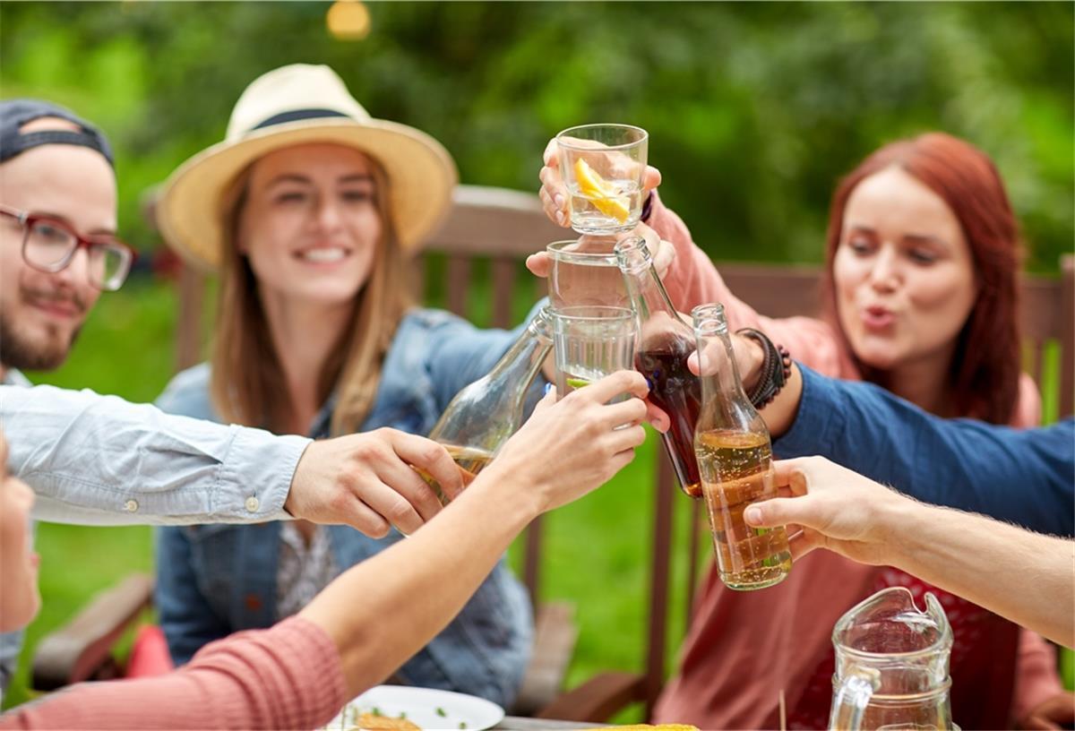 Niedersachsen: Clubs und Discos können auf Öffnung hoffen Bei Parties im Freien, bei denen die Gäste hauptsächlich stehen, sind nach dem neuen Entwurf für die Corona-Verordnung bis zu 100 Gäste erlaubt.