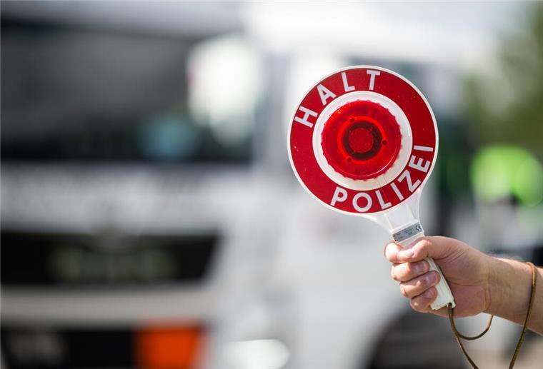 Ein Polizist hält auf dem Parkplatz Kolberg an der Autobahn 2 in Fahrtrichtung Hannover eine Polizeikelle. Die Kreispolizeibehörde Unna führt gemeinsam mit dem Landesamt für Ausbildung, Fortbildung und Personalangelegenheiten (LAFP) sowie dem Zoll umfangreiche LKW-Kontrollen durch. Schwerpunkt der Kontrollen ist die Einhaltung der Sozialvorschriften. +++ dpa-Bildfunk +++