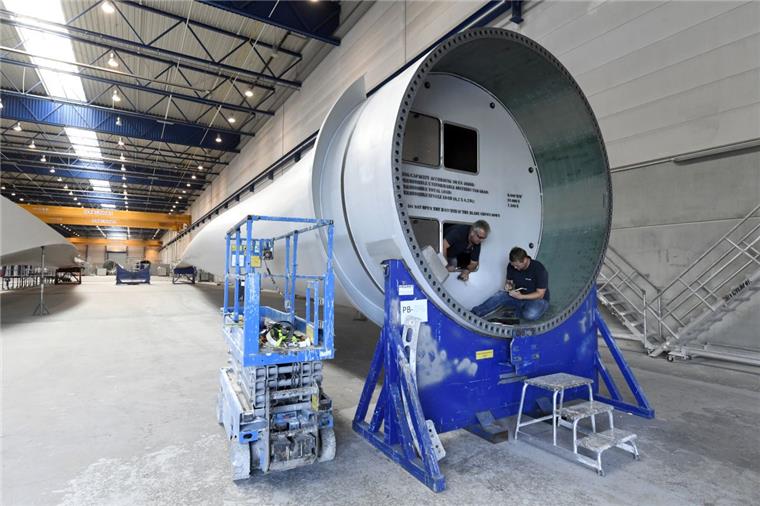 Zusammengefasst: Das war der Donnerstag im nord24-Land Bei Powerblades werden 60 Meter lange Rotorblätter für Offshore-Windräder gefertigt.