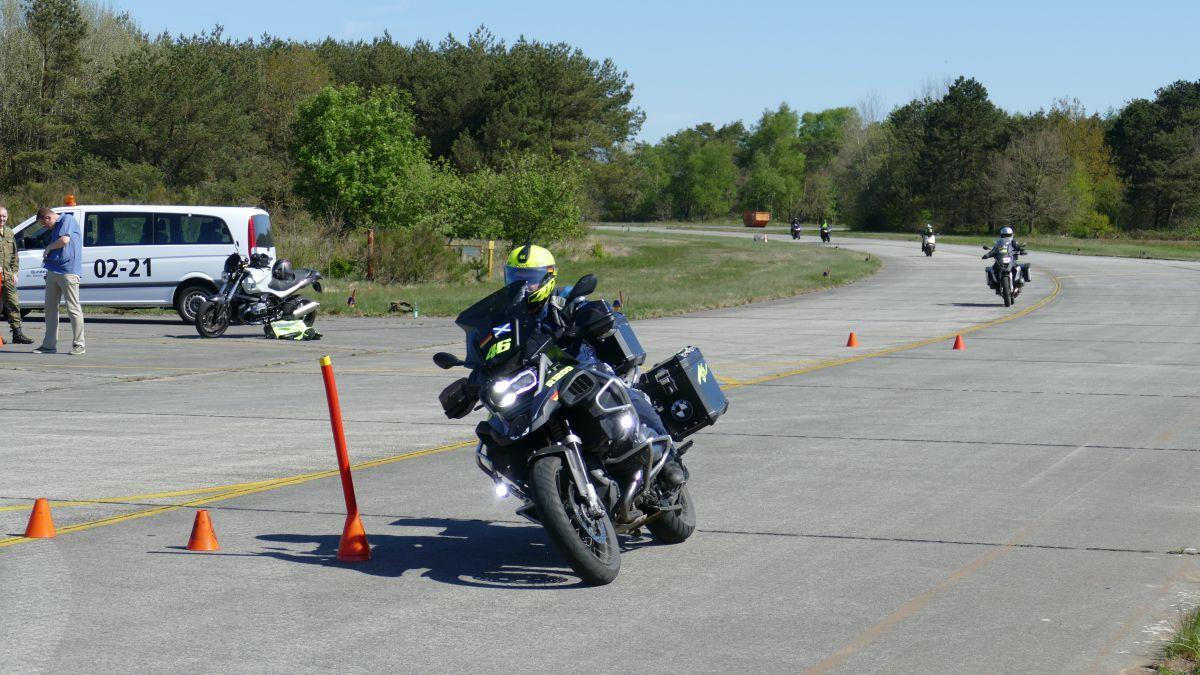 Nordholz: Mehr Fahrsicherheit für Motorradfahrer in der Region Bei praktischen Übungen auf dem Kasernengelände konnten die Motorradfahrer ihre Fähigkeiten kennenlernen und verbessern.