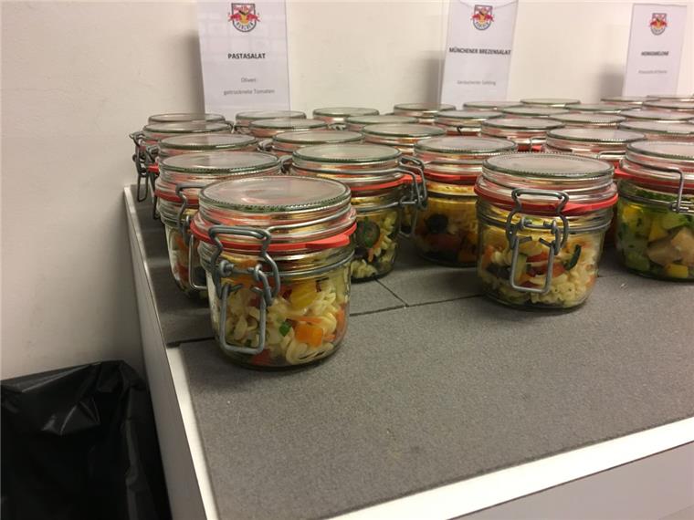 McBörlis Leben hart am Schlagschuss: Red Bull kann sogar Nudelsalat Bei Red Bull gibt es leckeren Nudelsalat.