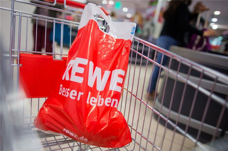 Bei Rewe kann man in den Supermärkten und Discountern keine Plastiktüten mehr kaufen.