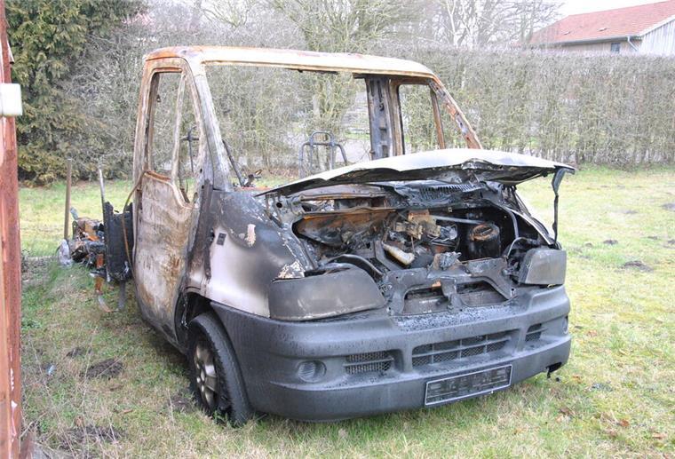 Auto-Brandserie im Kreis Rotenburg - Prozess hat begonnen Bei Riebesehl in Westeresch steht noch immer das abgebrannte Wohnmobil: Es ist nach der Brandstiftung in der Silvesternacht nicht mehr als solches zu erkennen.