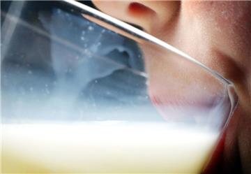 Bei Routinekontrollen in einem Werk in Nordrhein-Westfalen ist eine Belastung mit Bakterien in der Milch festgestellt worden, was zu gesundheitlichen Beeinträchtigungen wie Durchfall führen kann. 
