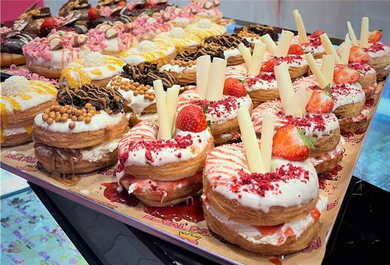 Food-Trends in Bremerhaven: Langsam wird es mehr Das Bild zeigt mächtige Donuts.