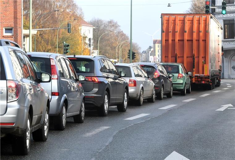 Pendlerbusse: So könnten Bremerhavens Häfen klimaneutral werden Bei Schichtwechsel stauen sich die Autos im Hafen. Aber für die Stadt geht es nicht nur um Verkehrsprobleme. Wenn sie ihre Klimabilanz verbessern will, ist der Umstieg der Pendler auf den Bus eine entscheidende Größe. Aber dazu müssen auch entsprechende Angebote geschaffen werden.