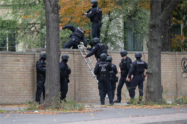 Bei Schüssen in Halle sind nach ersten Erkenntnissen zwei Menschen getötet worden. Die Polizei ist im Einsatz.