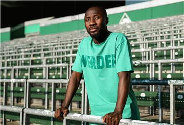 Naby Kita steht im Weserstadion. Werder Bremen hat den Mittelfeldspieler Naby Keita vom FC Liverpool verpflichtet und damit für einen spektakulären Transfer in der Fußball-Bundesliga gesorgt. +++ dpa-Bildfunk +++