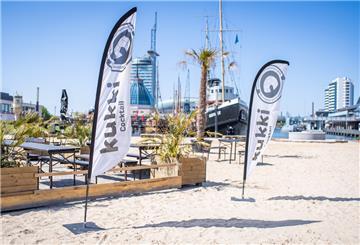 Bei Sonnenschein draußen sitzen und ein kühles Getränk genießen. Das ist in vielen Biergärten in Bremerhaven jetzt wieder möglich.