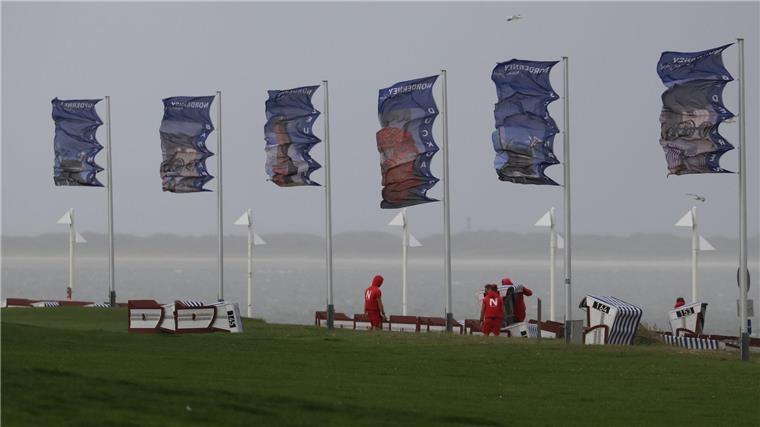Bei starkem Nordwestwind wehen Fahnen an der Kaiserwiese auf der ostfriesischen Insel Norderney.