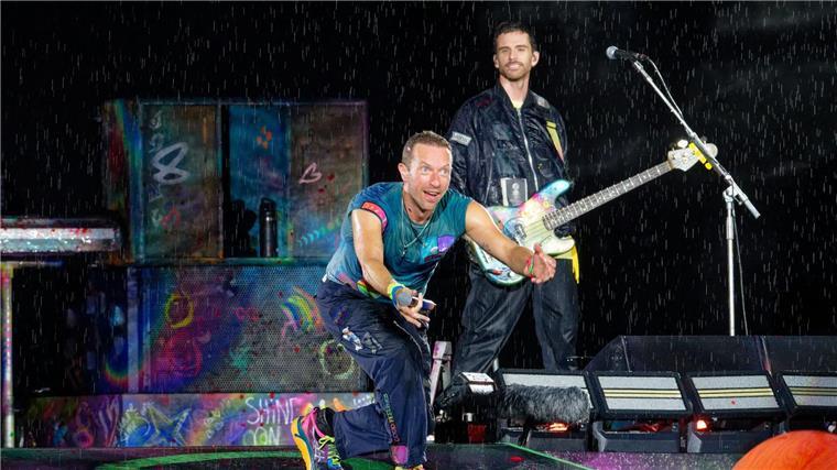 Lichtermeer und Sommerregen - Coldplay spielt in Düsseldorf Bei starkem Regen beginnt Coldplay die Performance in Düsseldorf.