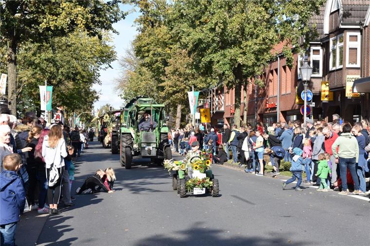 Erntefest in Sittensen: Wir zeigen Euch die schönsten Wagen Bei strahlendem Sonnenschein rollten heute Nachmittag 39 Erntewagen durch Sittensen. Rund 10 000 Zuschauer säumten die Straßen.