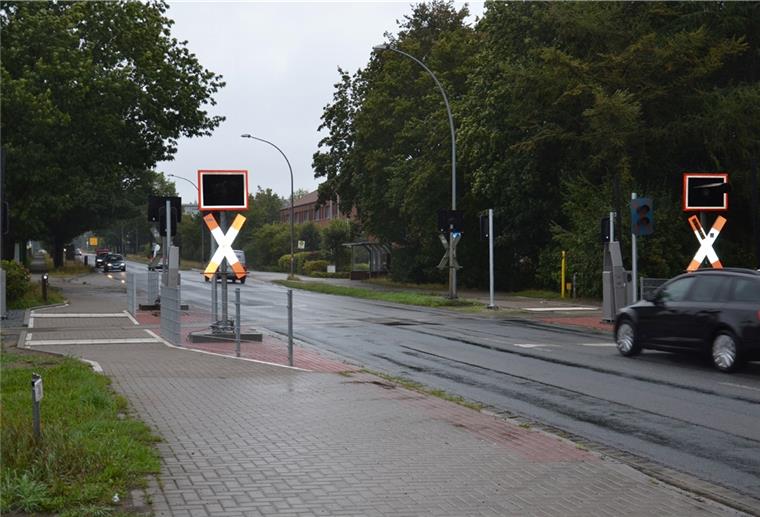 Zeven: Ärger um Lärm am Bahnübergang „Bei Tempo 30 geht‘s“, sagt Hans Kist. Er ist Anwohner der Kivinanstraße und beklagt den Lärm, den Autos beim Überqueren des Bahnübergangs verursachen. Dort lässt die EVB dieser Tage Schranken aufstellen, um den Übergang zu sichern.