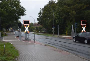 „Bei Tempo 30 geht‘s“, sagt Hans Kist. Er ist Anwohner der Kivinanstraße und beklagt den Lärm, den Autos beim Überqueren des Bahnübergangs verursachen. Dort lässt die EVB dieser Tage Schranken aufstellen, um den Übergang zu sichern.