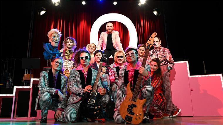 Bei „Tod auf dem Thron“ sind zwei Schauspieler, zwei Puppenspieler und eine Live-Band dabei.