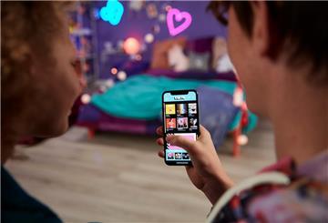 Kinder nutzen ein Smartphone