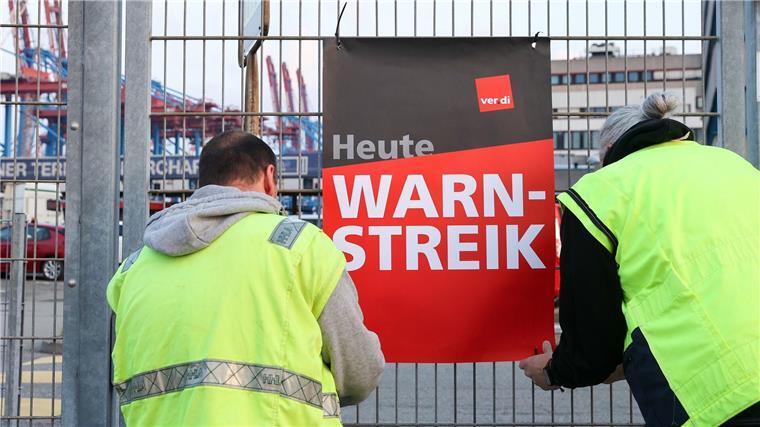 Verdi: Hohe Beteiligung bei Warnstreiks der Hafenarbeiter Bei Warnstreiks in Seehäfen legen zahlreiche Beschäftigte ihre Arbeit nieder.