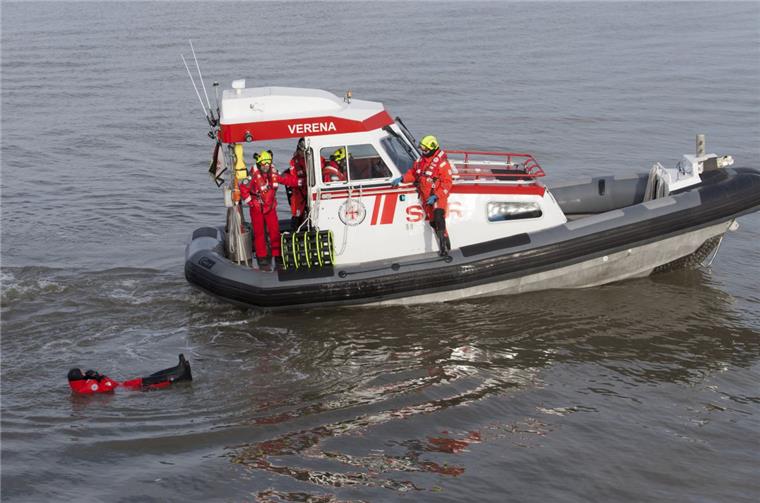 Video: Das machen die Seenotretter bei "Mann über Bord" Bei Wassertemperaturen von knapp über null Grad ist eine schnelle Rettung überlebenswichtig.