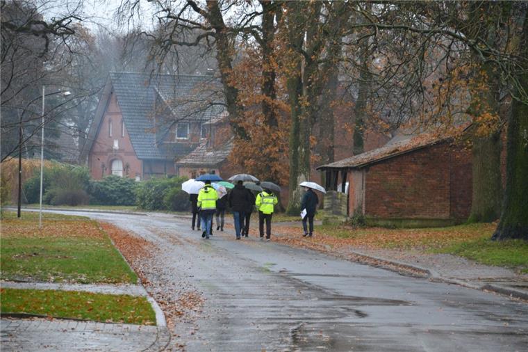 Mulmshorner Straße in Nartum: Erst Zankapfel, jetzt Schmuckstück Bei Wind und Regen machten sich Vertreter des Gemeinderates und der Verwaltung in Begleitung der drei Bauleiter gut beschirmt ein Bild von den abgeschlossenen Bauarbeiten in der Mulmshorner Straße.