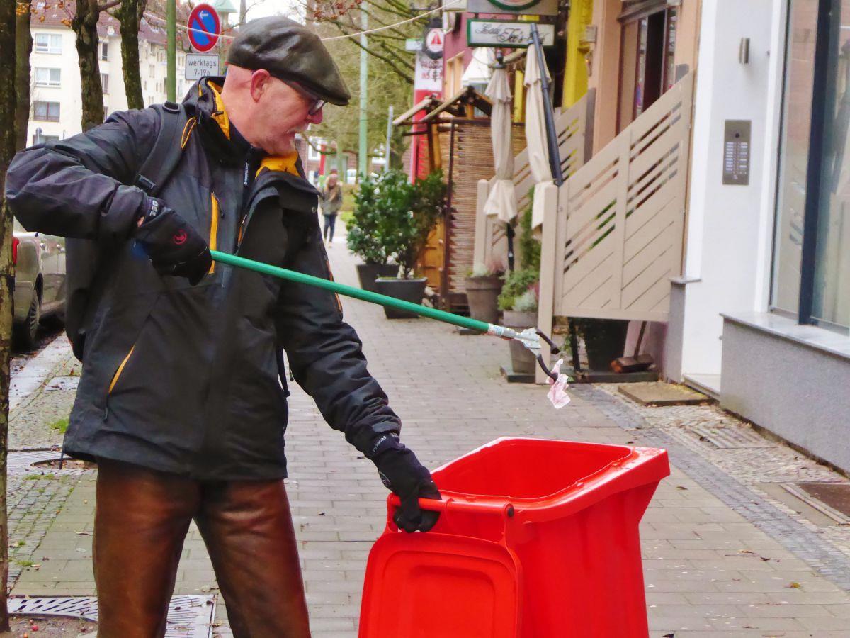 Mission: saubere Umwelt – Ulrich Keller ist täglich auf Müllstreife Bei Wind und Wetter unterwegs: Ulrich Keller mit seiner roten Abfalltonne in der Alten Bürger.