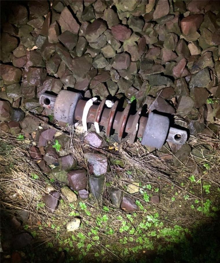 Züge bei Hannover mit Brettern und Steinen beworfen Bei Wunstorf wurden durch Unbekannte auch Teile der Oberleitung zerstört.