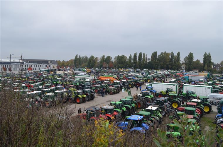 Wesermarsch: Landwirte wollen sich besser verkaufen Bei zahlreichen Protesten und Demos, so wie hier vor den Weser-Ems-Hallen in Oldenburg, haben Landwirte jüngst auf die Missstände in ihrem Beruf aufmerksam gemacht.