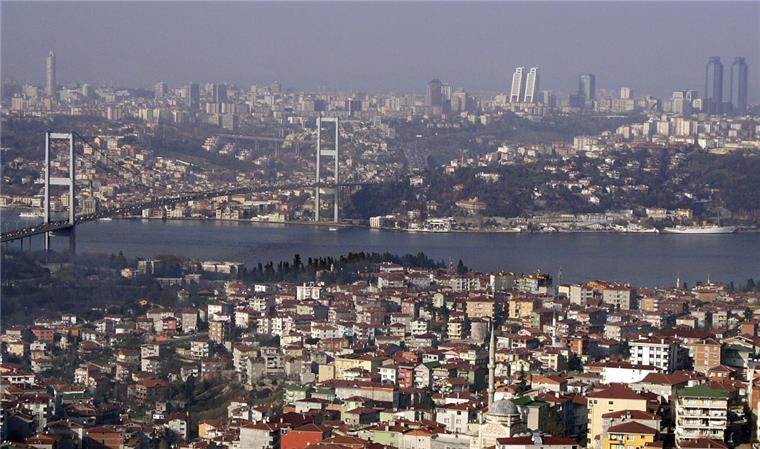 Schwere Explosion in Istanbul: 20 Verletzte nahe des Fußballstadions Bei zwei Explosionen im Zentrum von Istanbul sind mindestens 20 Menschen verletzt worden. Das sagte der türkische Innenminister dem Fernsehsender NTV am Abend. Eine der Explosionen hat sich in der Nähe eines Fußballstadions ereignet.