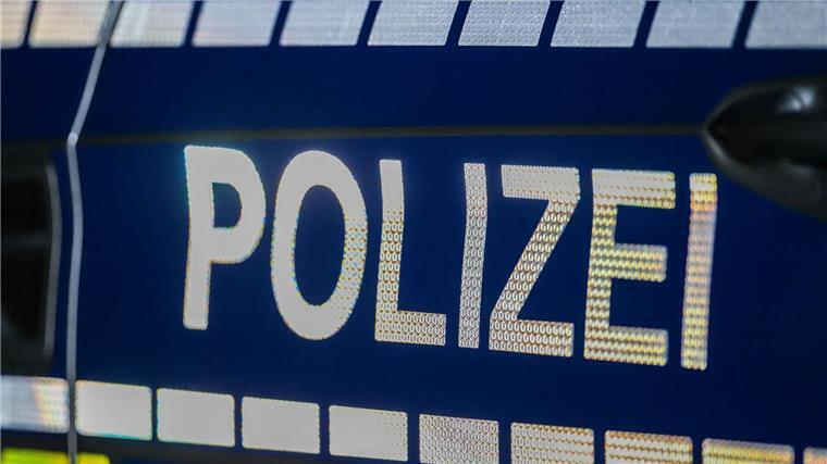 Nahost: Gedenkfeier gestört – Polizist zieht Dienstwaffe Bei zwei Versammlungen in der Osnabrücker Innenstadt am Jahrestag des Angriffs der Hamas auf Israel wurden zwei Männer in Gewahrsam genommen. (Symbolbild)