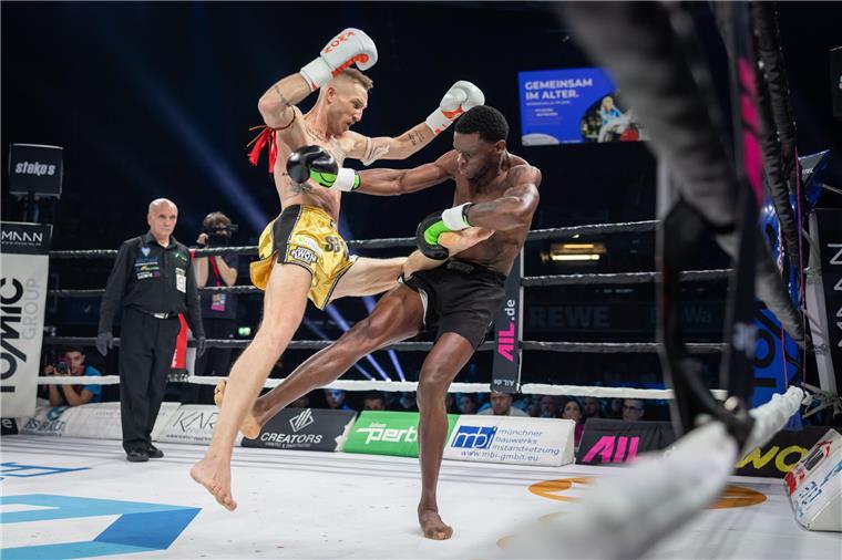 Bremerhavenes Kickbox-Champ Pascal Schroth verteidigt WM-Titel Beide Kickboxer zeigten viele Aktionen.