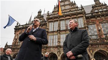 Zwei Männer sprechen vor dem Bremer Rathaus