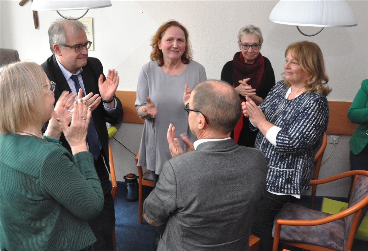 Beifall für eine, die sich verdient gemacht hat: Maria Groß-Bölting (Mitte) ist am Freitag nach 31 Jahren als Leiterin des Arbeitslosenzentrum Nordenham verabschiedet worden.