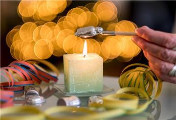 Beigießen gehört bei vielen Haushalten in Deutschland zu Silvester dazu. Doch in anderen Ländern gibt es andere Sitten.