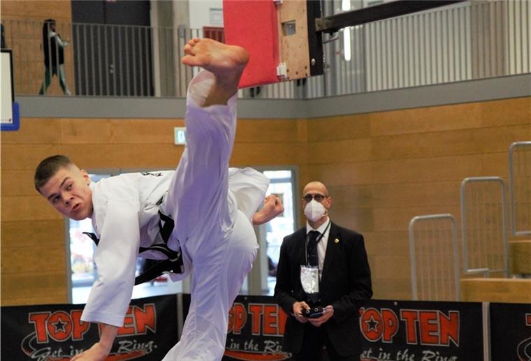 Nordenhamer dreifacher deutscher Meister im Taekwondo Beim 180-Grad-Kick auf 2,3 Meter imponierte der 17-jährige Danilo Smailov in Duisburg.