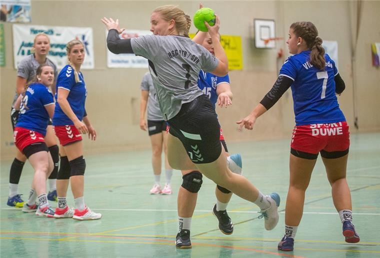 Unterweser-Handballerinnen starten mit ungefährdetem Heimsieg Beim 26:22 gegen den VfL Rastede erzielte Liska Stuhrmann (beim Wurf) vier Tore für die HSG.