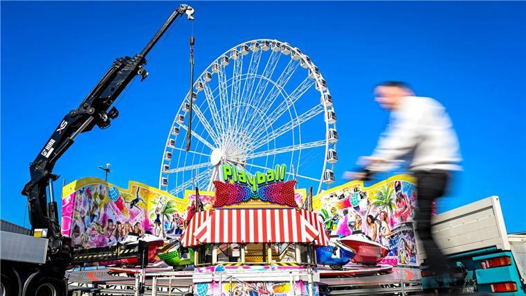Mann stirbt bei Abbau von Riesenrad in Bremen Beim Abbau eines Riesenrads stürzte ein Mann ab und verletzte sich tödlich. (Symbolbild)