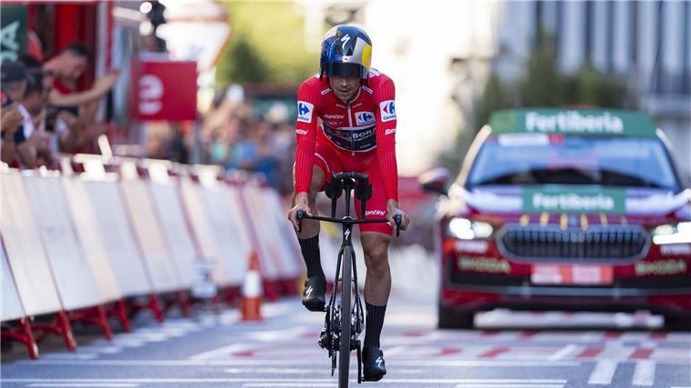 Radstar Roglic krönt sich zum Rekordsieger der Vuelta Beim abschließenden Zeitfahren erreicht Roglic als Zweiter das Ziel.
