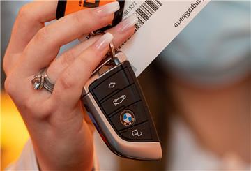 Eine Mitarbeiterin des Autovermieters Sixt hält während eines Fotoshooting für die Deutsche Presse Agentur einen Autoschlüssel in der Hand.