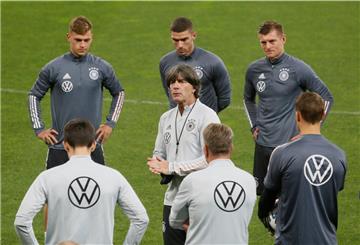 Beim Abschlusstraining der Nationalmannschaft im Olympiastadion Kiew bespricht Bundestrainer Joachim Löw (Mitte) mit seinen Spielern die Taktik.