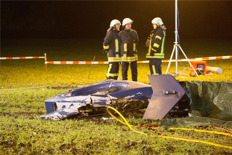 Hubschrauber der Bundespolizei stürzt ab - zwei Tote Beim Absturz eines Hubschraubers der Bundespolizei sind am Donnerstagabend in Bimöhlen in Schleswig-Holstein zwei Menschen ums Leben gekommen.