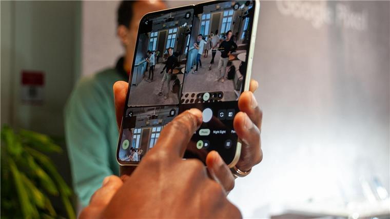 Beim auffaltbaren Pixel 10 Pro Fold nutzt Google das größere Display, um nebeneinander das Kamera-Bild und die neuesten aufgenommenen Fotos anzuzeigen.