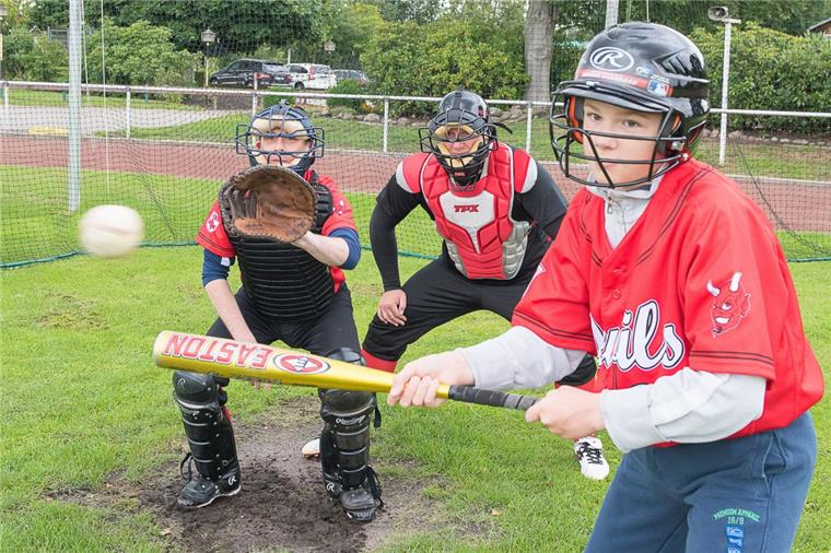 Baseball-Fieber: Spaden Devils feiern Saisoneröffnung Beim Baseball sind Teamgeist und Geschick gefragt.