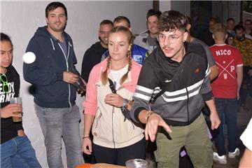 Beim Beerpong ist Präzision gefragt: Patrick Bruckner und Melina Reyelt vom Team „Sauf Park“ müssen ganz genau zielen.
