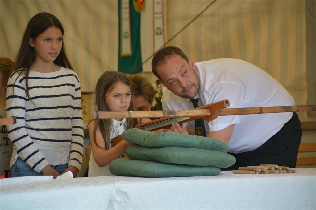 Beim Beerster Schützenfest wurden am Wochenende die neuen Majestäten ermittelt. Auch die Kinder wurden bestens unterhalten.