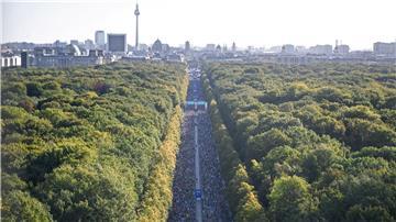 Beim Berlin-Marathon laufen Tausende Menschen mit. Hobbyläufer dürfen dieses Jahr zum ersten Mal Musik hören.