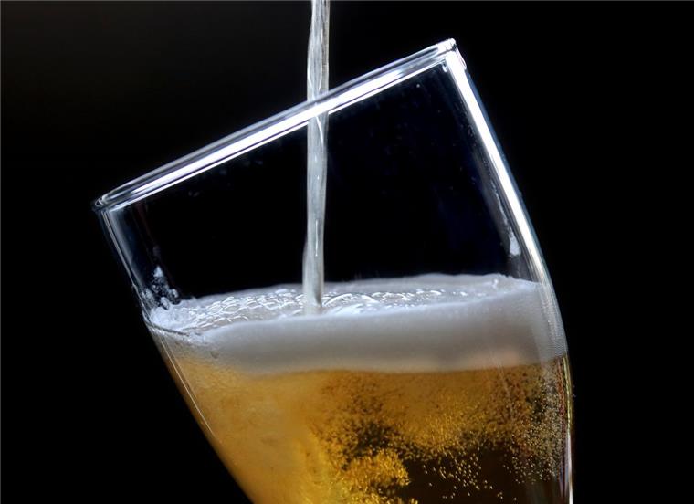 Beim Bierfest im Schaufenster Fischereihafen in Bremerhaven können viele Sorten probiert werden.